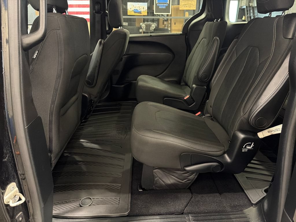 Used 2019 Chrysler Pacifica Touring Plus w/ S Appearance Package FWD image 16