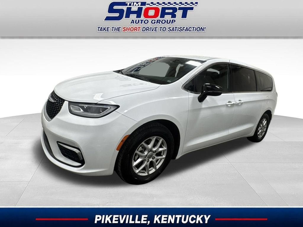 Used 2025 Chrysler Pacifica Select