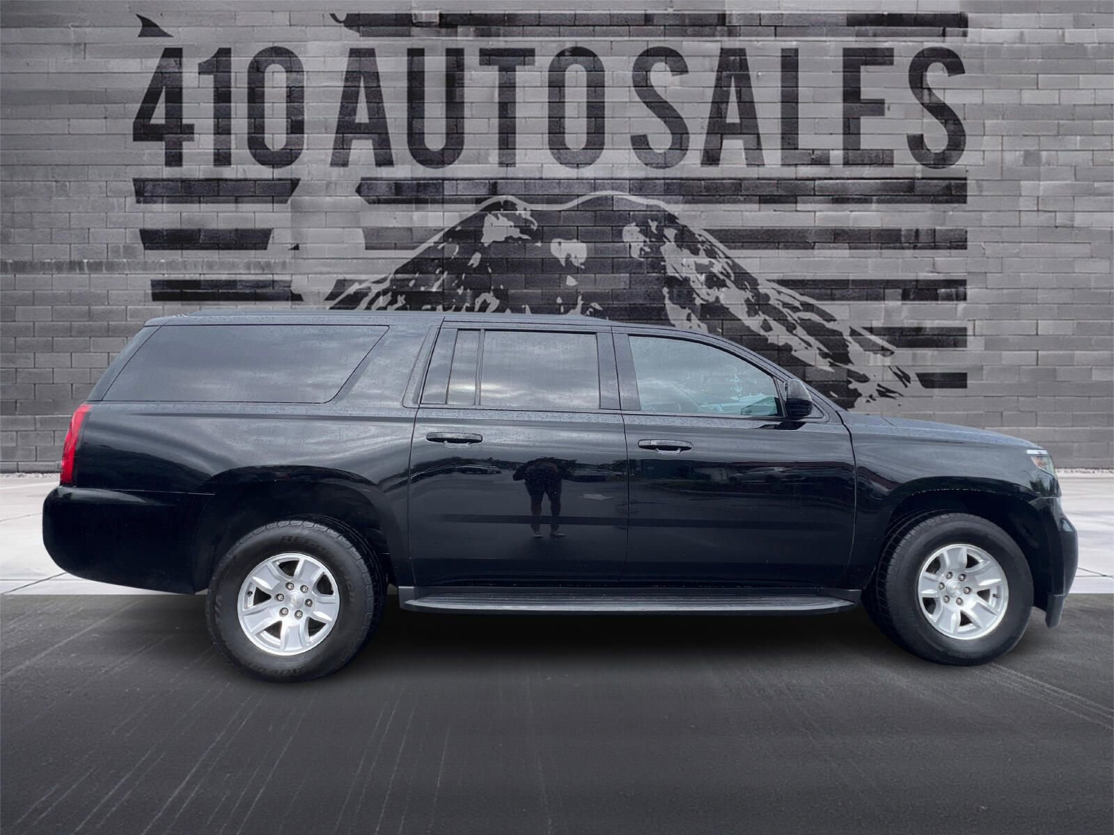Used 2019 Chevrolet Suburban LT image 2
