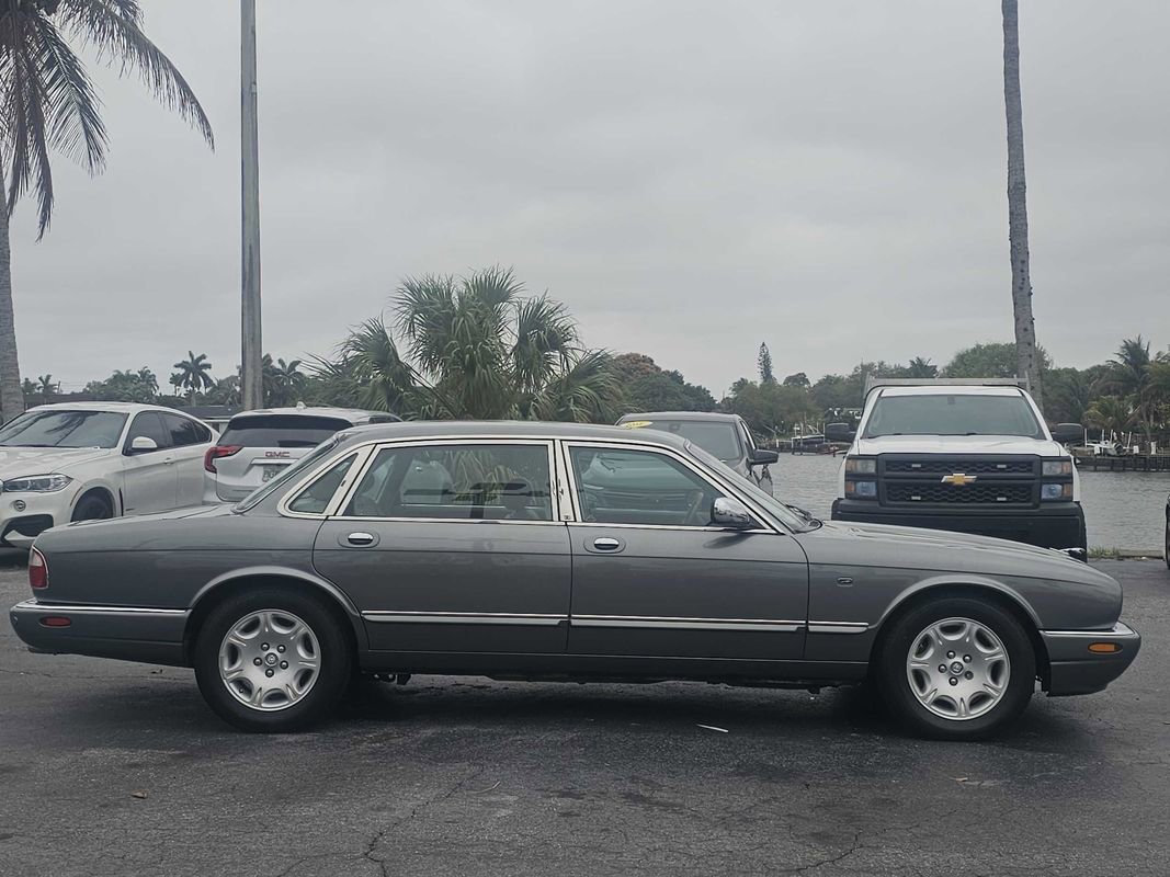 Used 2003 Jaguar XJ8 L image 9
