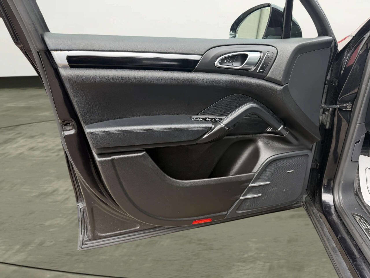 Used 2015 Porsche Cayenne S image 9