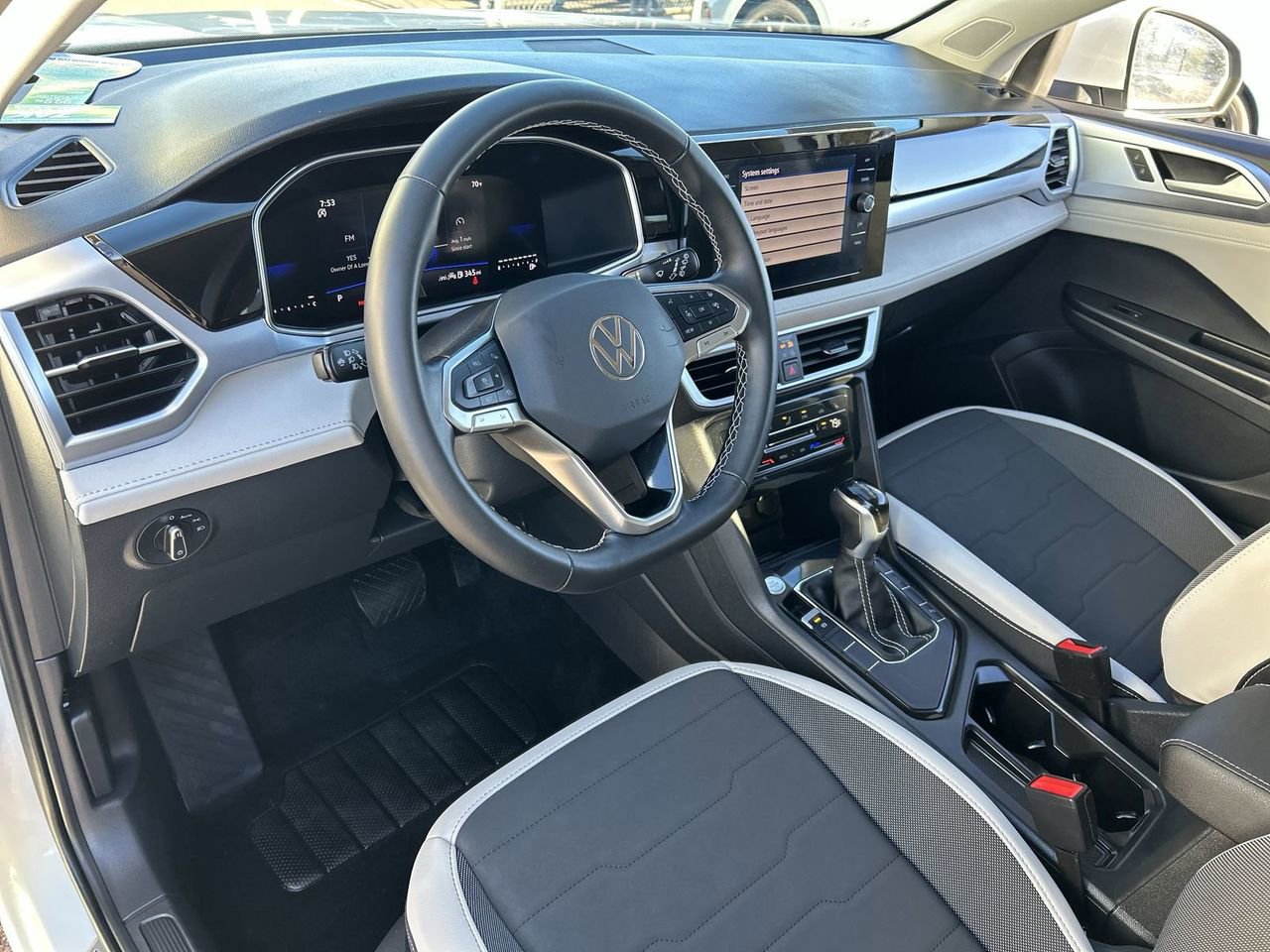 Certified 2025 Volkswagen Taos SE image 15