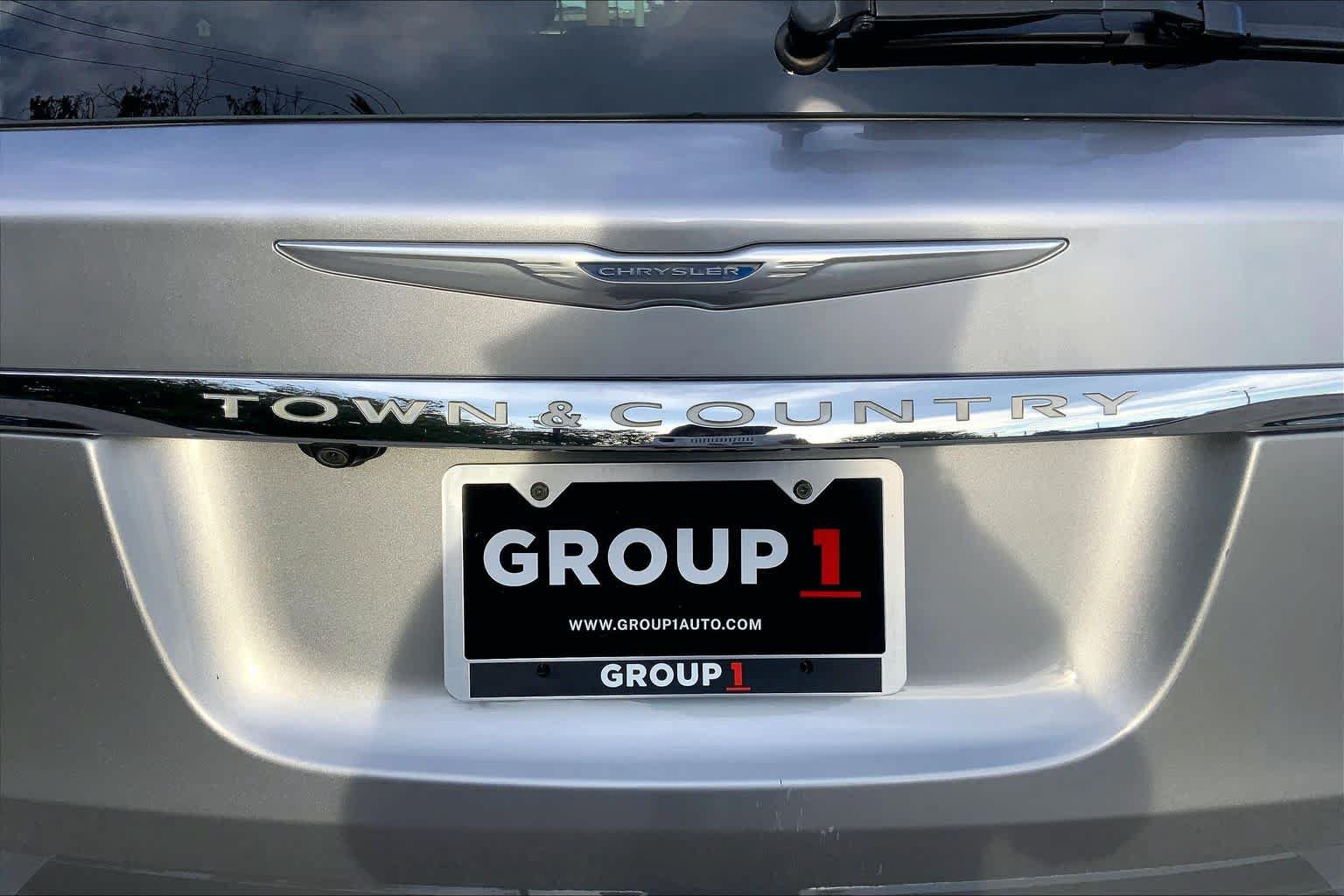 Used 2016 Chrysler Town & Country Touring FWD image 10
