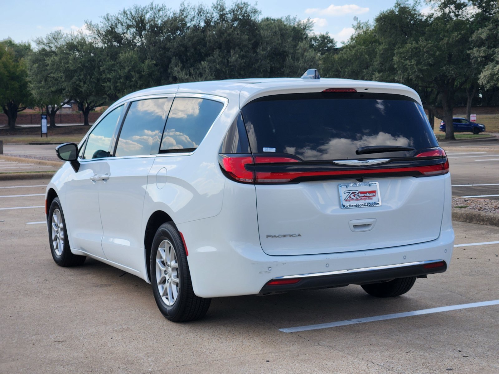 Used 2026 Chrysler Pacifica Select FWD image 4