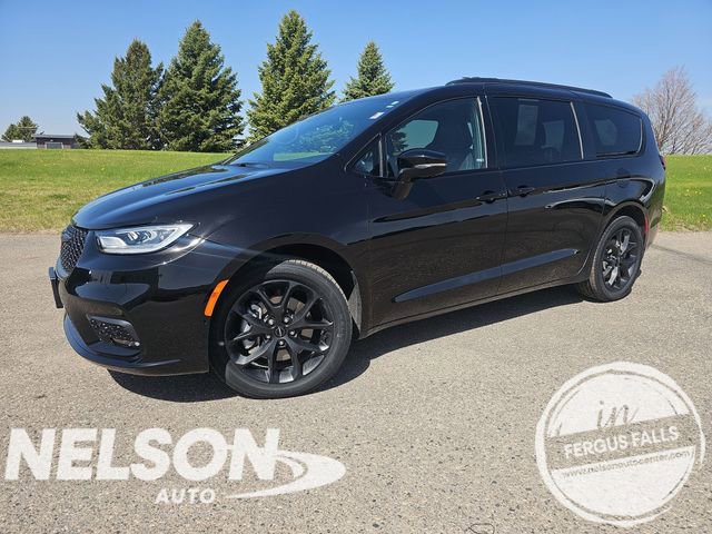 Used 2025 Chrysler Pacifica Limited w/ Uconnect Theater Family Group