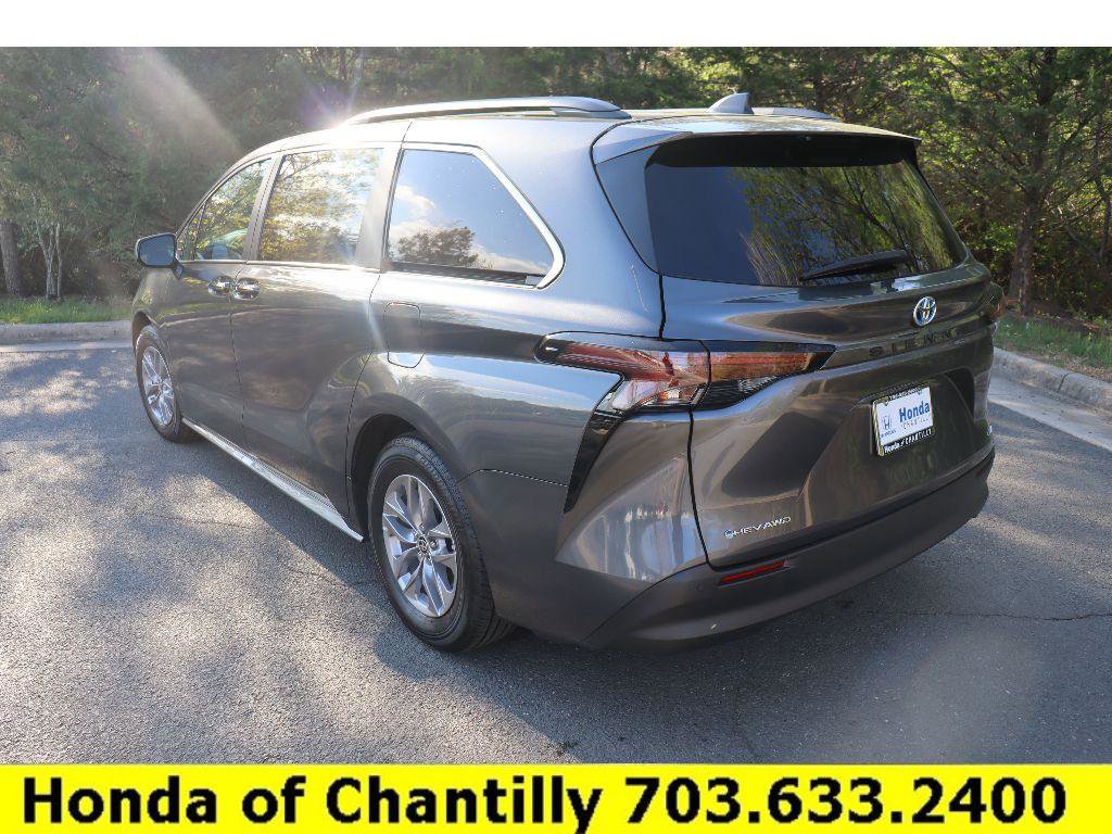 Used 2025 Toyota Sienna XLE AWD/4WD image 5