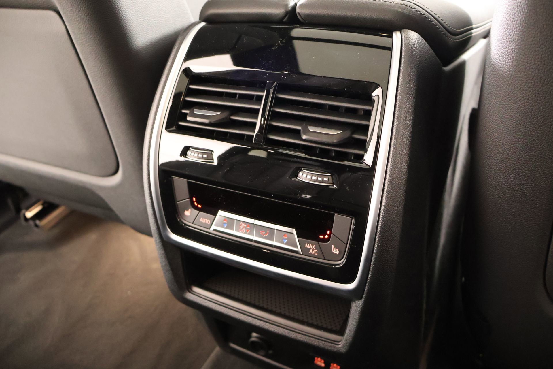 New 2026 BMW X5 xDrive40i w/ M Sport Package AWD/4WD image 15