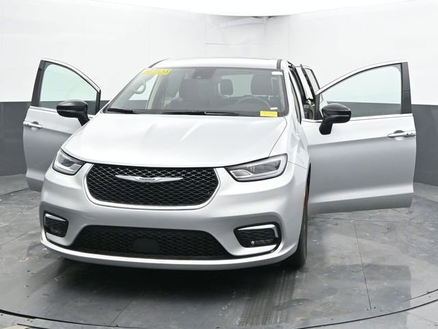 Used 2024 Chrysler Pacifica Touring-L image 53