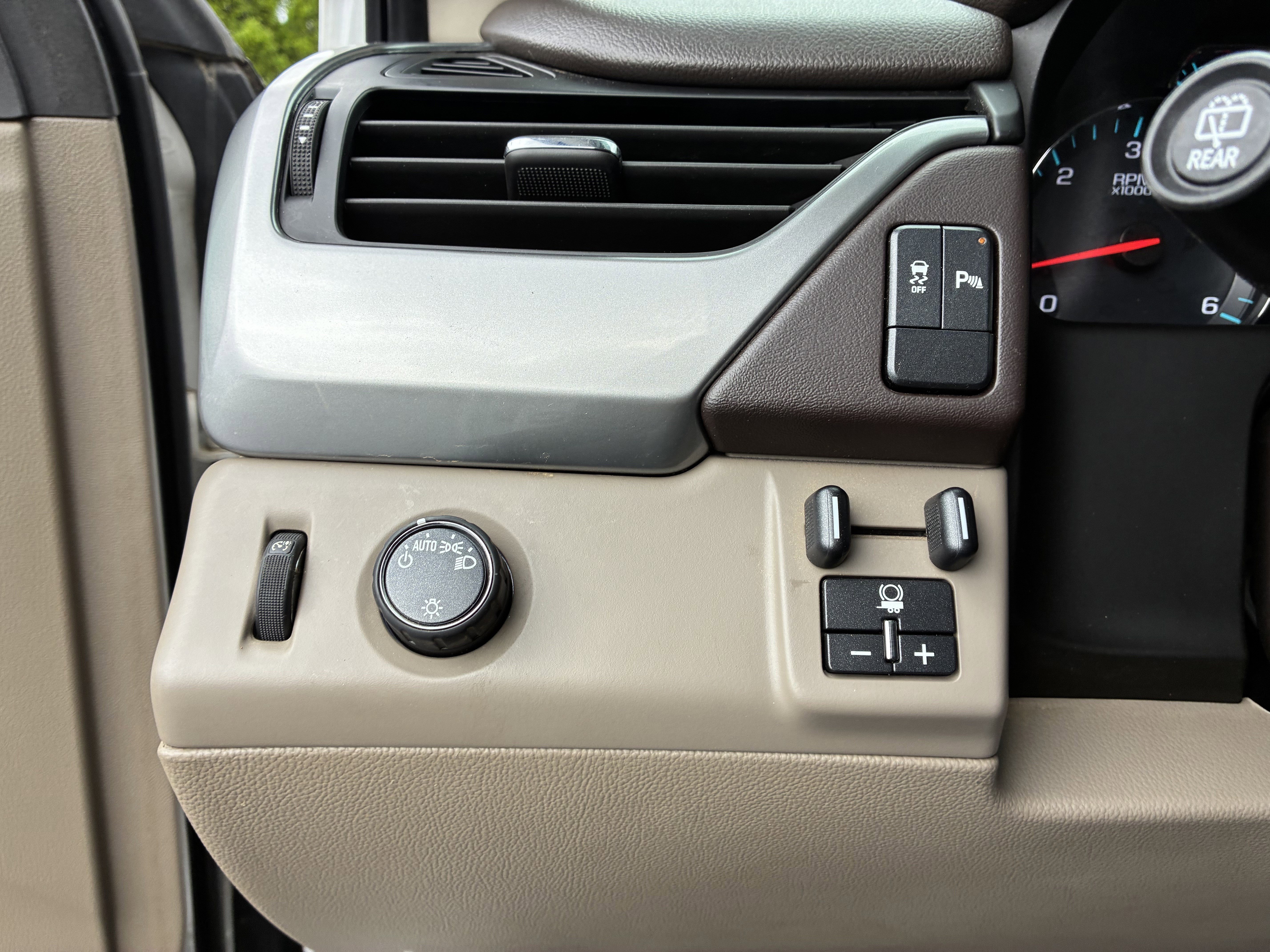 Used 2019 Chevrolet Tahoe LS w/ All-Season Package RWD image 35