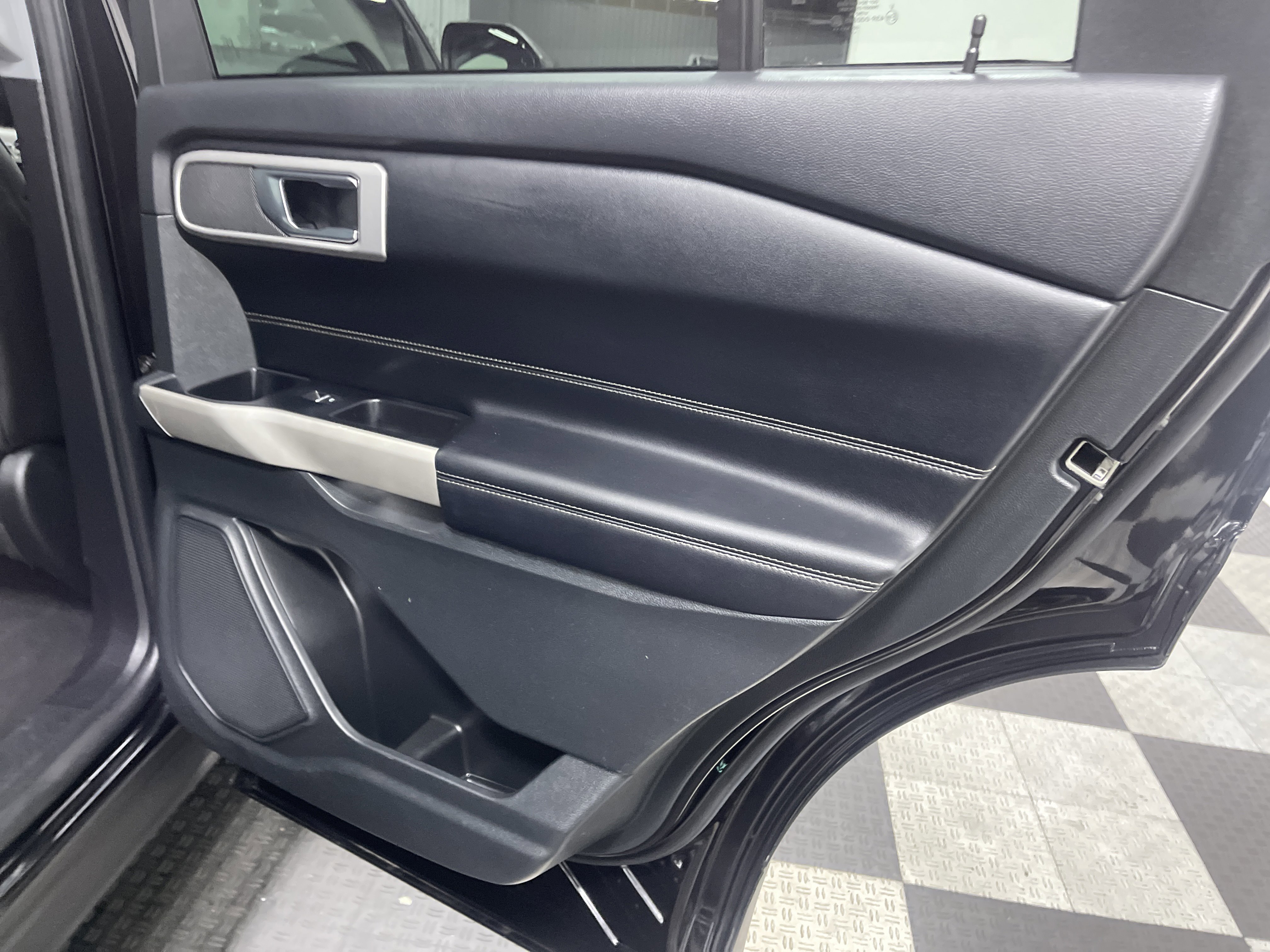 Used 2022 Ford Explorer XLT w/ Equipment Group 202A AWD/4WD image 19