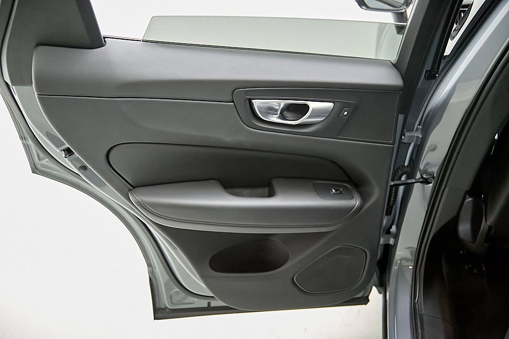 Certified 2023 Volvo XC60 T8 Plus w/ Climate Package image 19