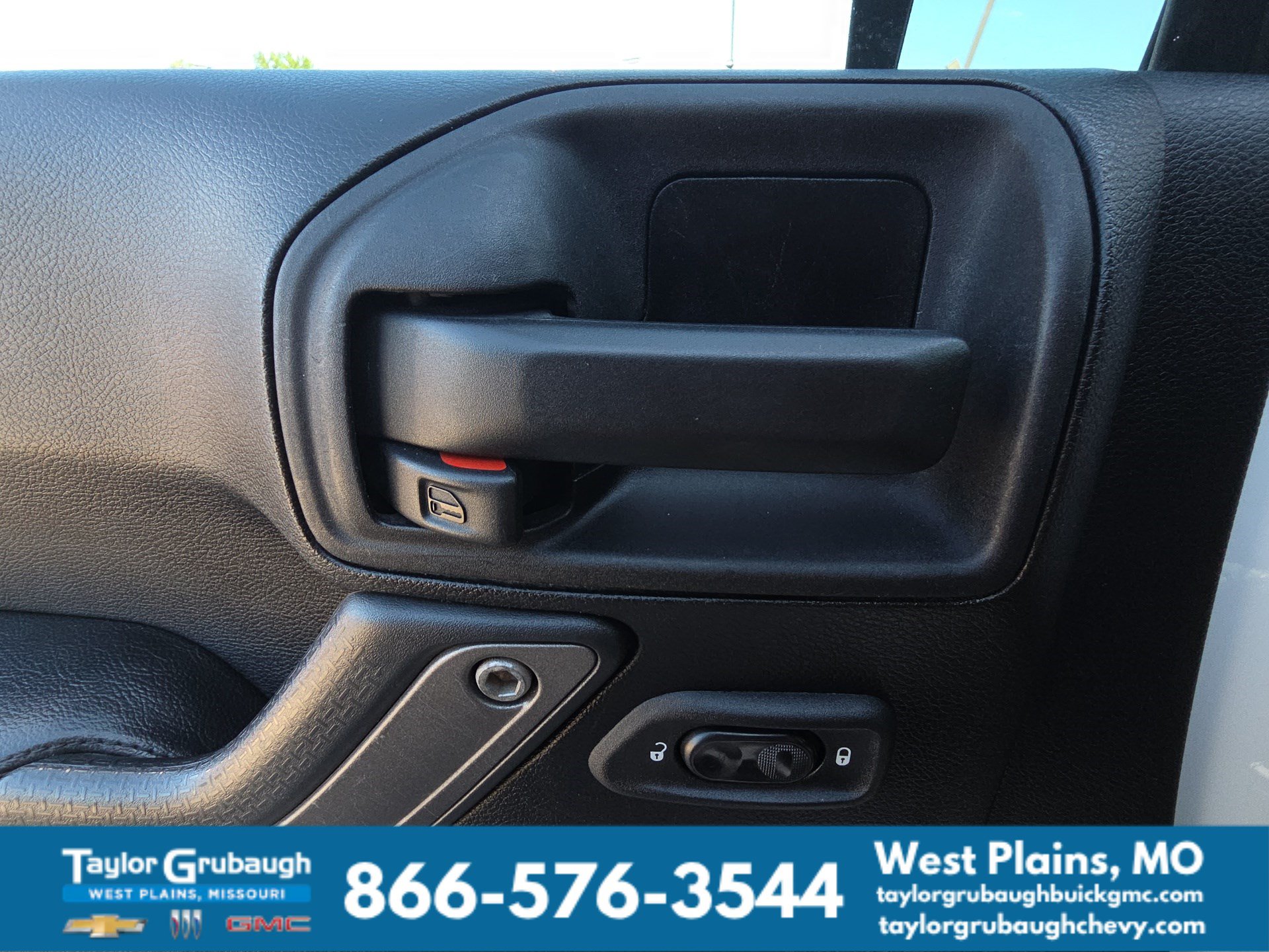 Used 2013 Jeep Wrangler Unlimited Sahara AWD/4WD image 13