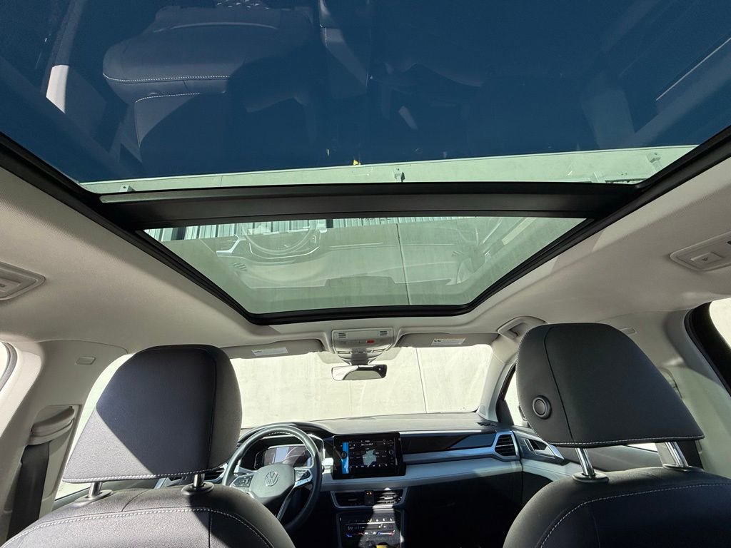 Certified 2025 Volkswagen Taos SEL image 8