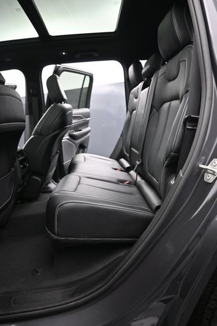 Used 2023 Jeep Grand Cherokee Overland AWD/4WD image 10
