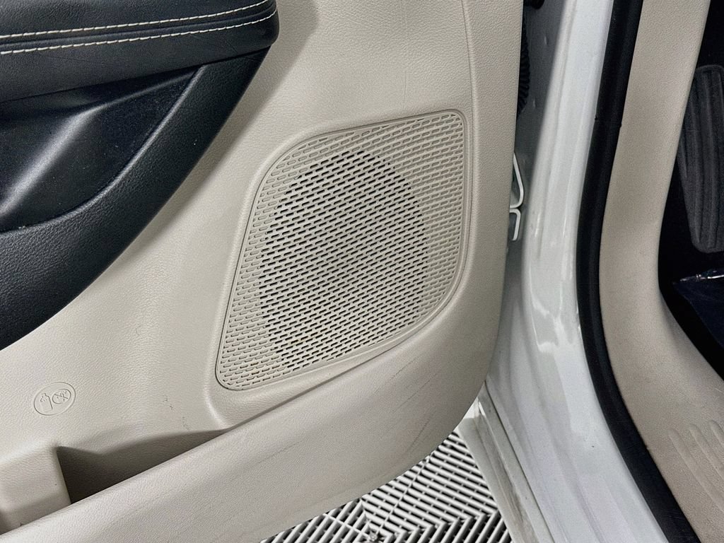 Certified 2023 Chrysler Pacifica Touring-L FWD image 28