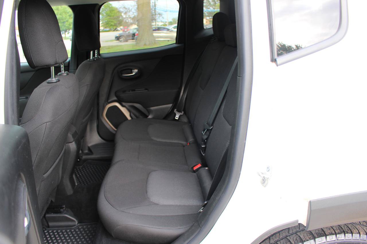 Used 2016 Jeep Renegade Latitude w/ Cold Weather Group FWD image 30