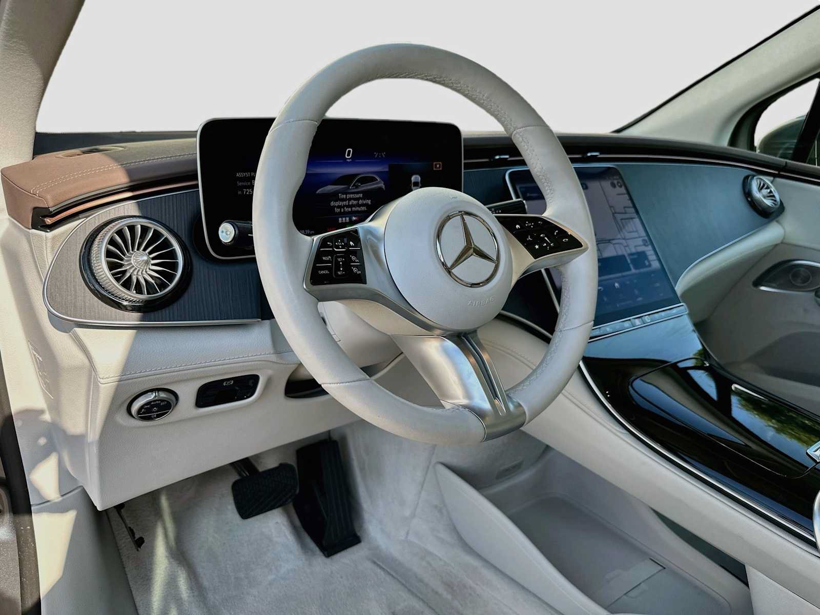 Used 2023 Mercedes-Benz EQE 350+ 4MATIC SUV w/ AMG Line Exterior Package image 9