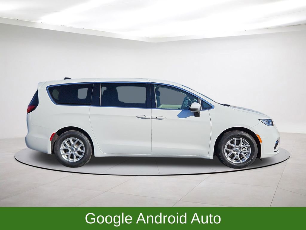 Used 2023 Chrysler Pacifica Touring-L image 8