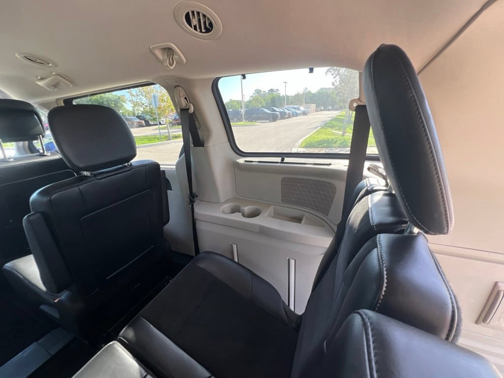 Used 2014 Chrysler Town & Country Touring-L FWD image 19