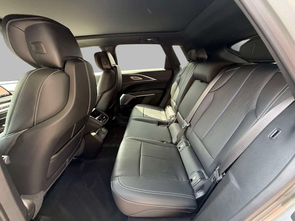 Used 2024 Cadillac Lyriq Luxury AWD/4WD image 19