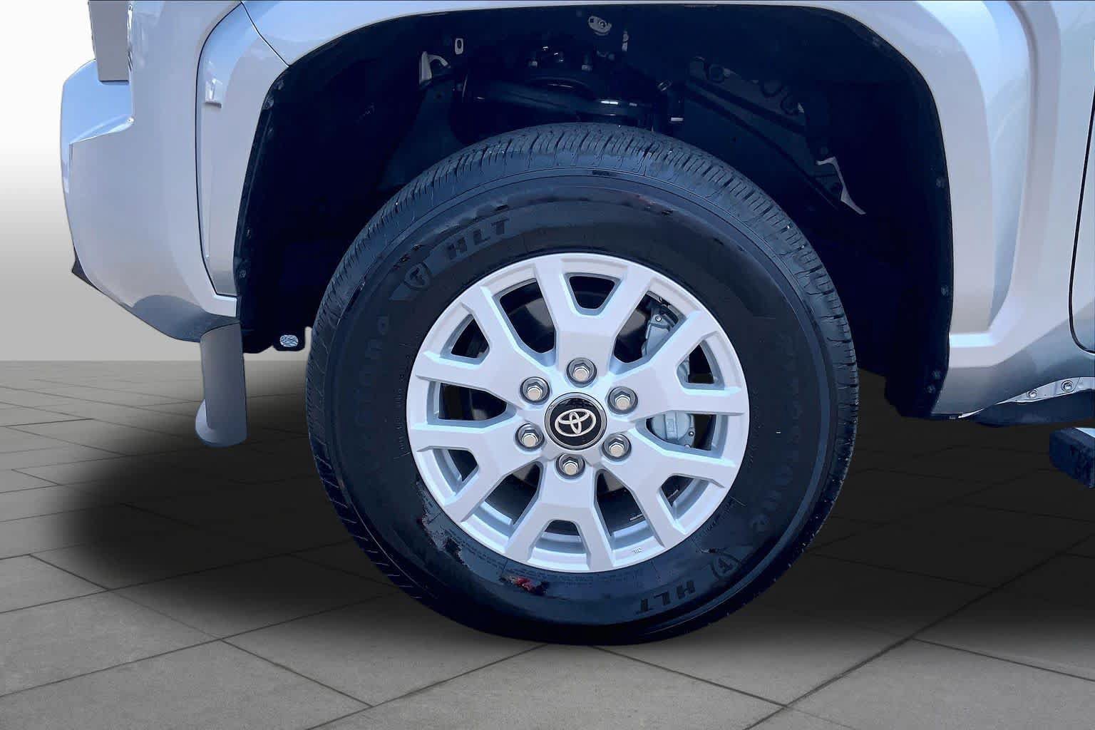 Used 2025 Toyota Tacoma SR5 AWD/4WD image 11