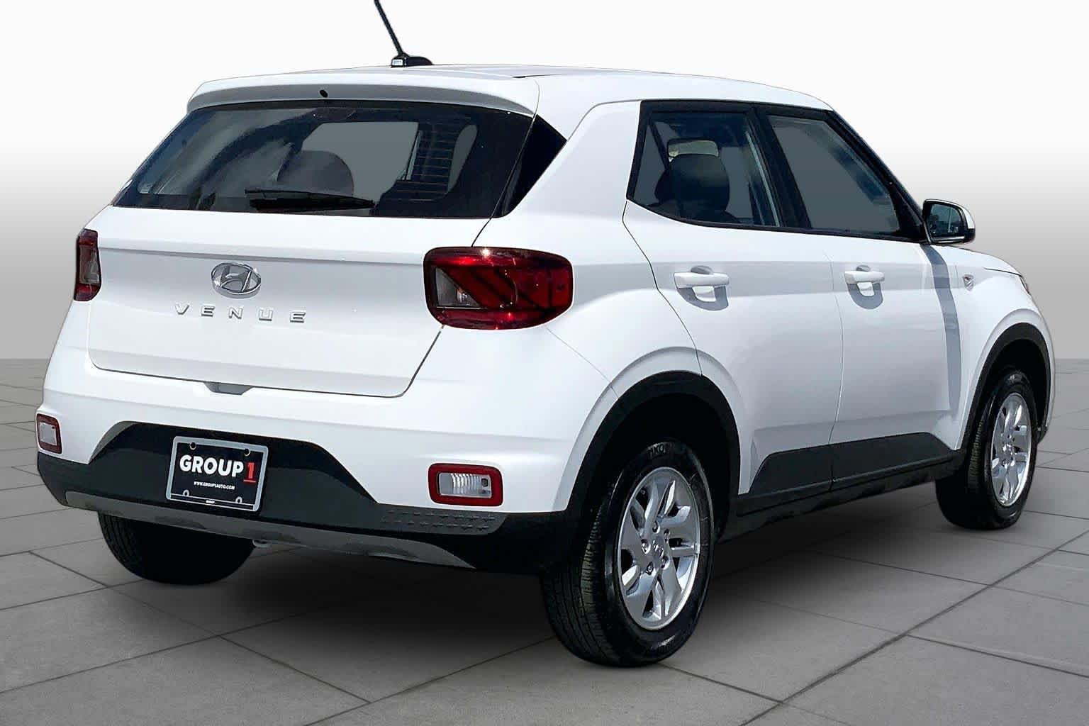 Used 2025 Hyundai Venue SE image 12