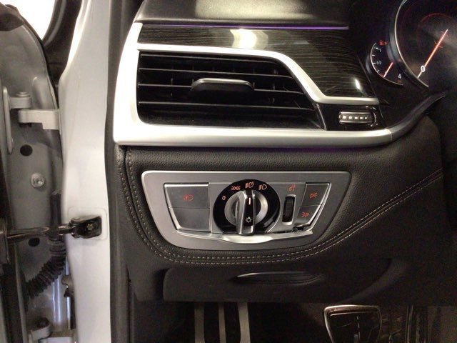 Used 2018 BMW 750i RWD image 10