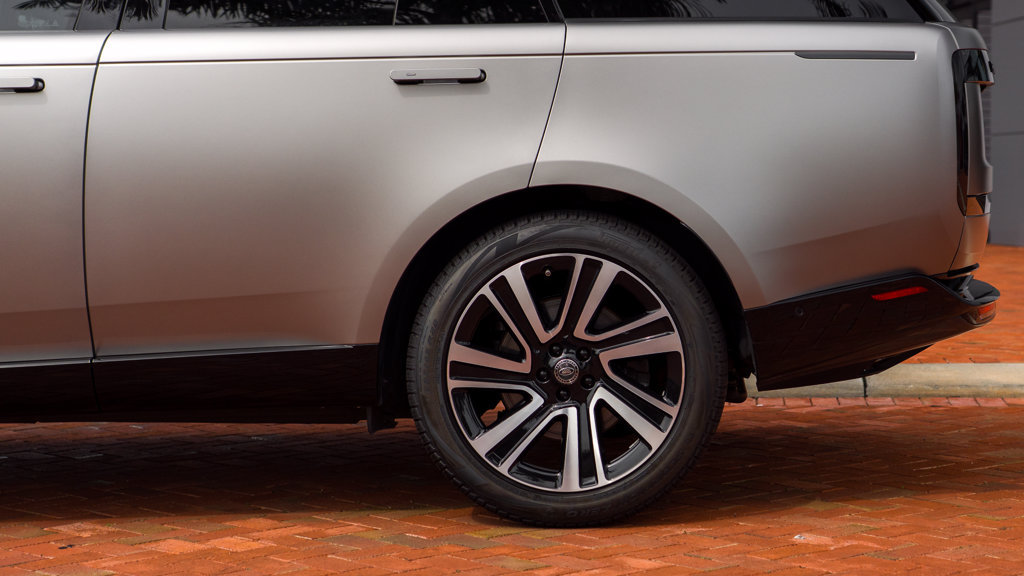 Used 2023 Land Rover Range Rover SV AWD/4WD image 2