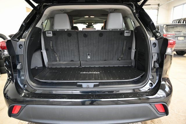 Used 2021 Toyota Highlander XLE image 29