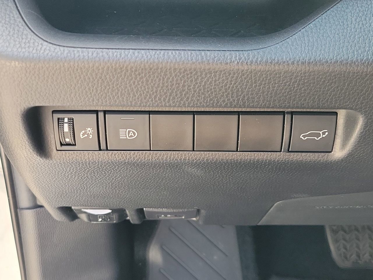 Used 2021 Toyota RAV4 XLE w/ Convenience Package FWD image 32