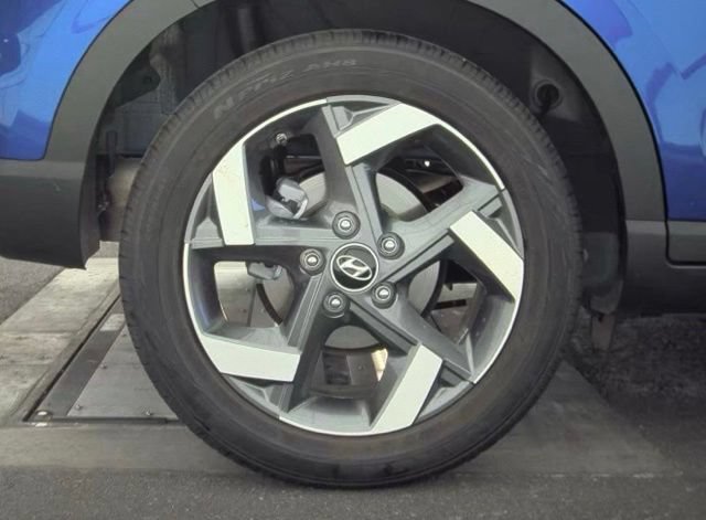 Used 2025 Hyundai Venue Limited FWD image 11