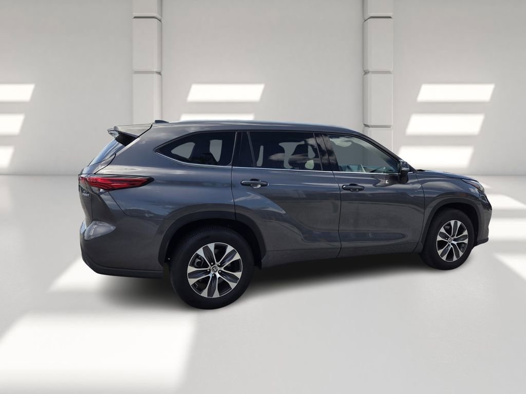 Used 2022 Toyota Highlander XLE image 6