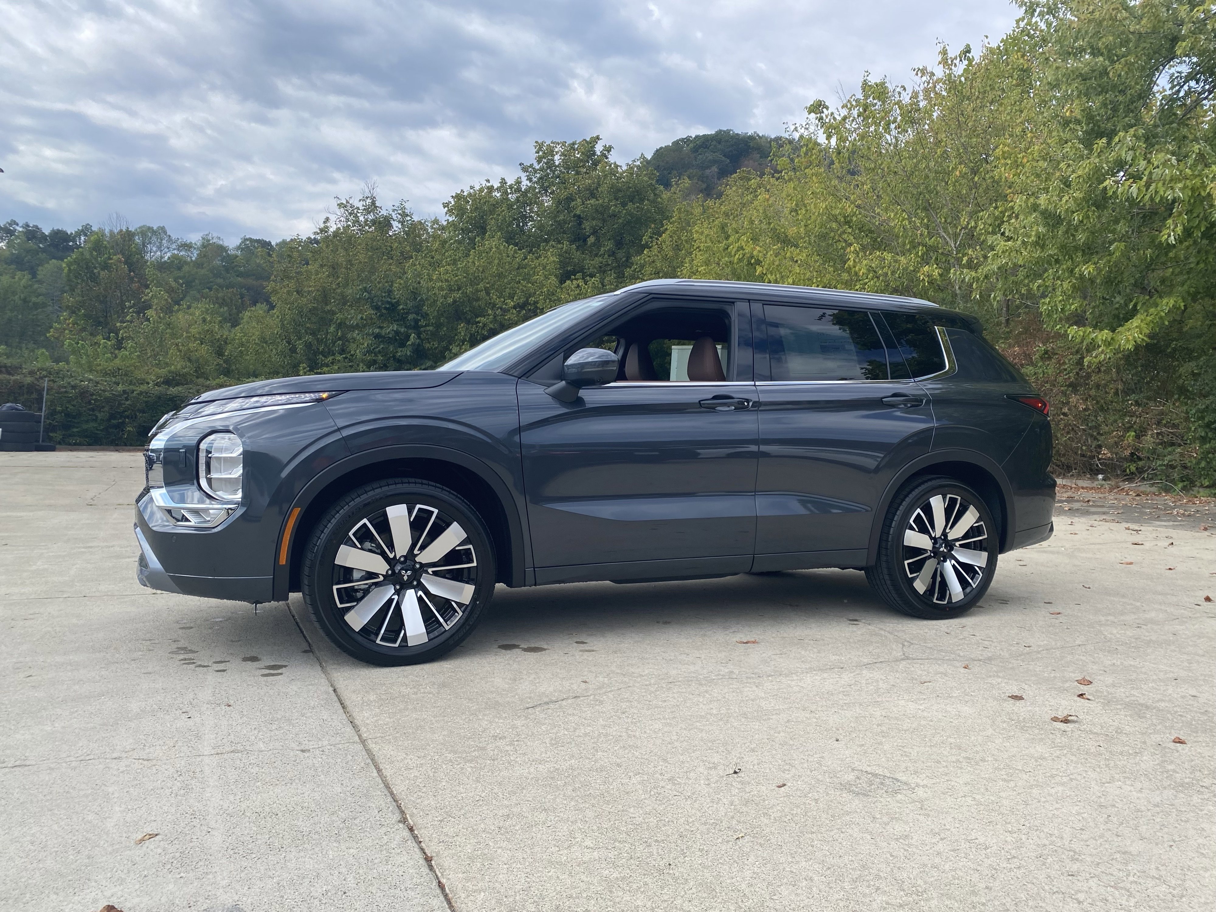 New 2025 Mitsubishi Outlander SEL image 2
