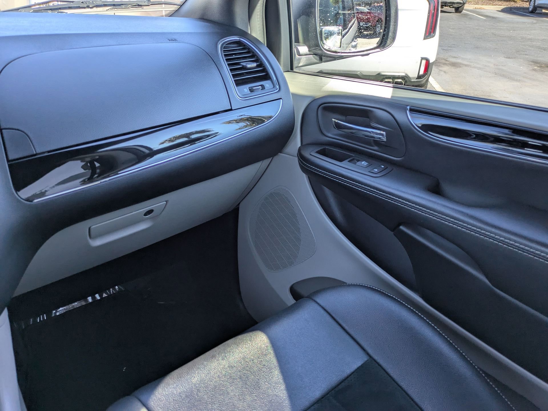 Used 2018 Dodge Grand Caravan SXT image 21