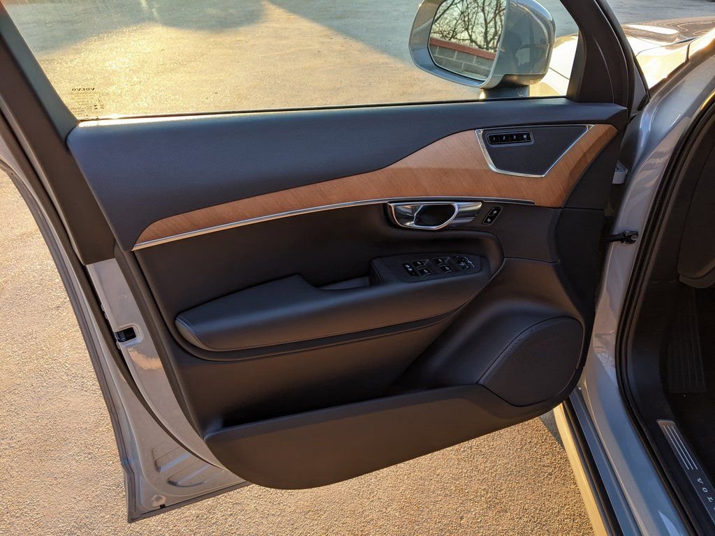 Certified 2025 Volvo XC90 T8 Plus w/ Protection Package Premier image 9