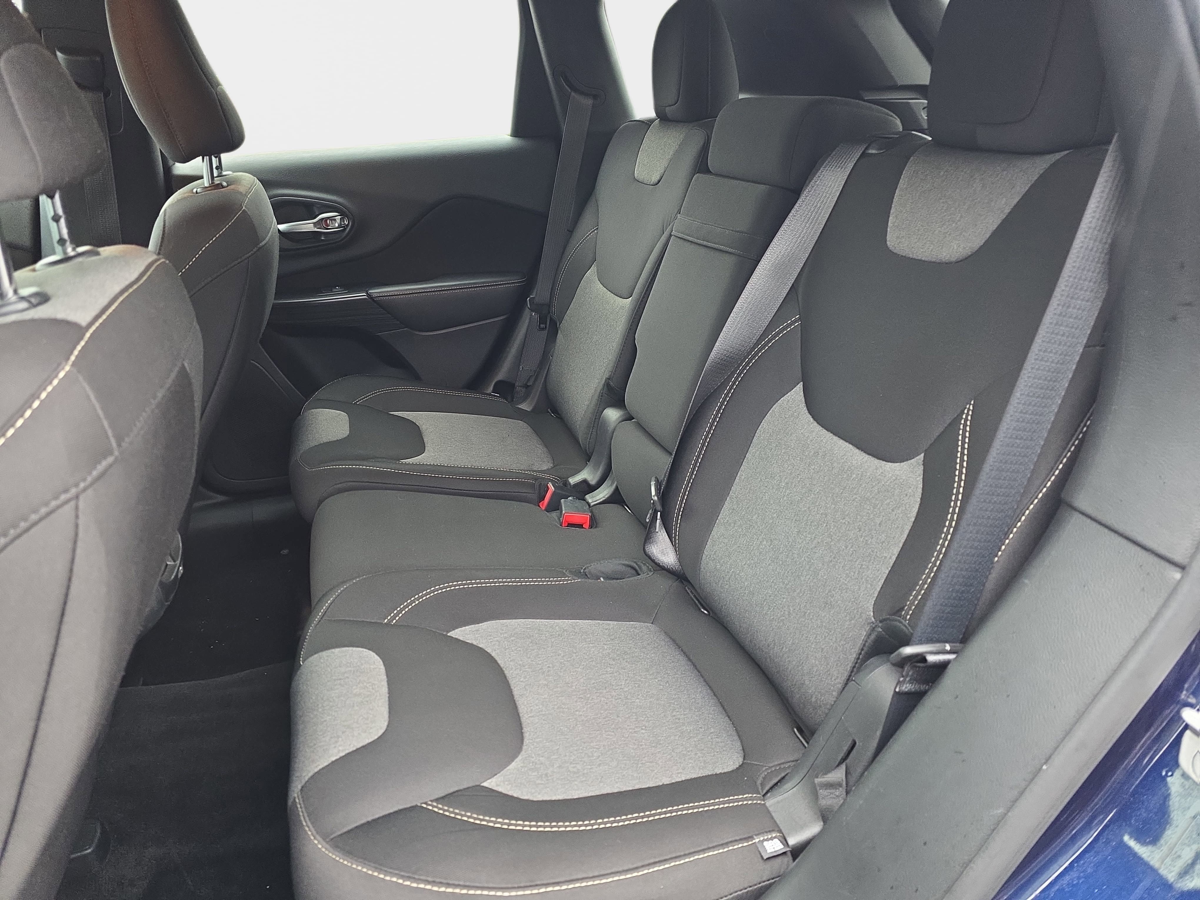 Used 2015 Jeep Cherokee Sport FWD image 11