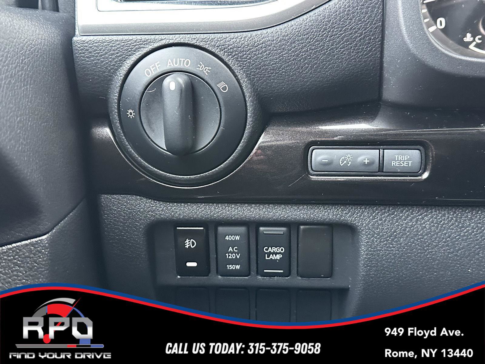 Used 2018 Nissan Titan SV w/ SV Convenience Package image 27