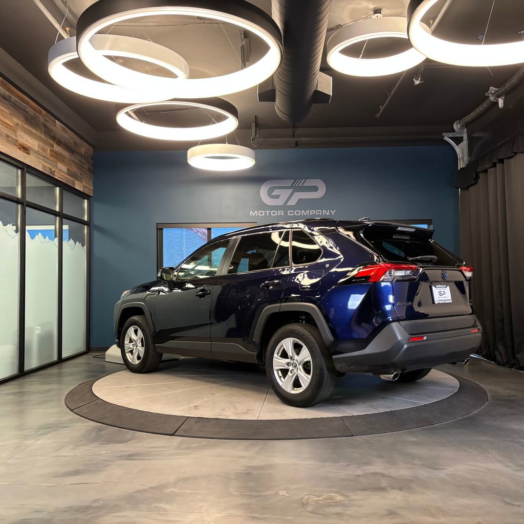 Used 2020 Toyota RAV4 XLE w/ XLE Grade Weather Package AWD/4WD image 5