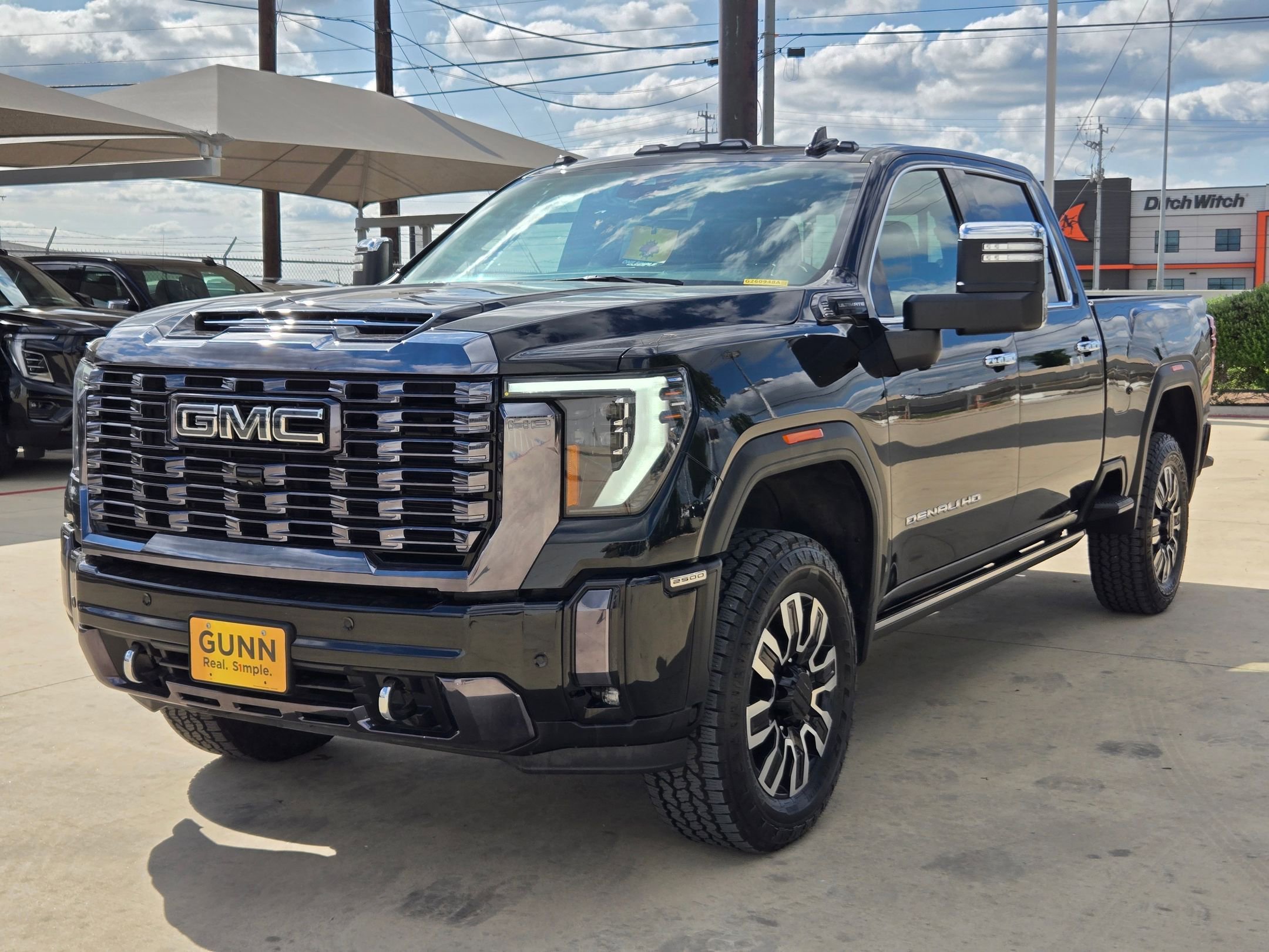 Used 2024 GMC Sierra 2500 Denali Ultimate AWD/4WD image 3