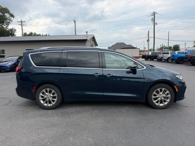 Used 2021 Chrysler Pacifica Touring-L w/ Uconnect Theater Family Group FWD image 5