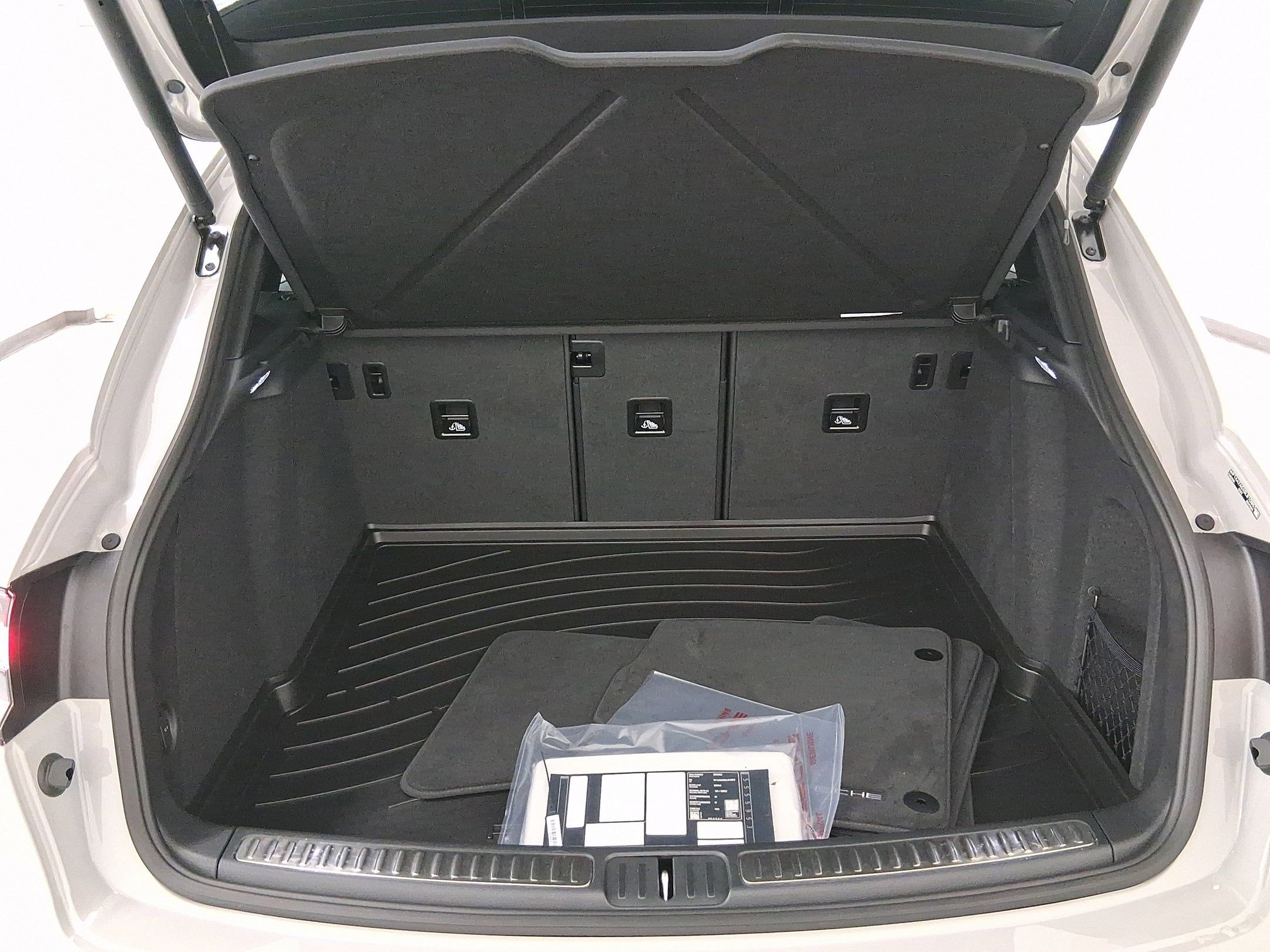 Used 2025 Porsche Macan AWD/4WD image 36