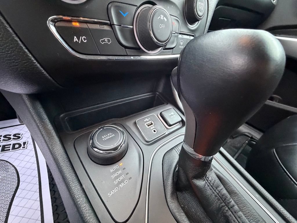 Used 2022 Jeep Cherokee Latitude AWD/4WD image 23
