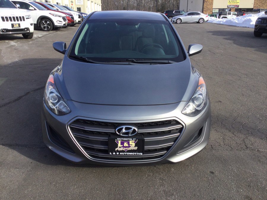 Used 2017 Hyundai Elantra GT image 3