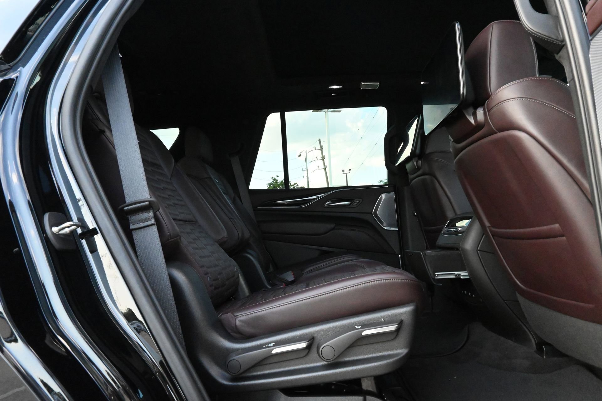Used 2023 Cadillac Escalade V w/ Heavy-Duty Trailer Package AWD/4WD image 24