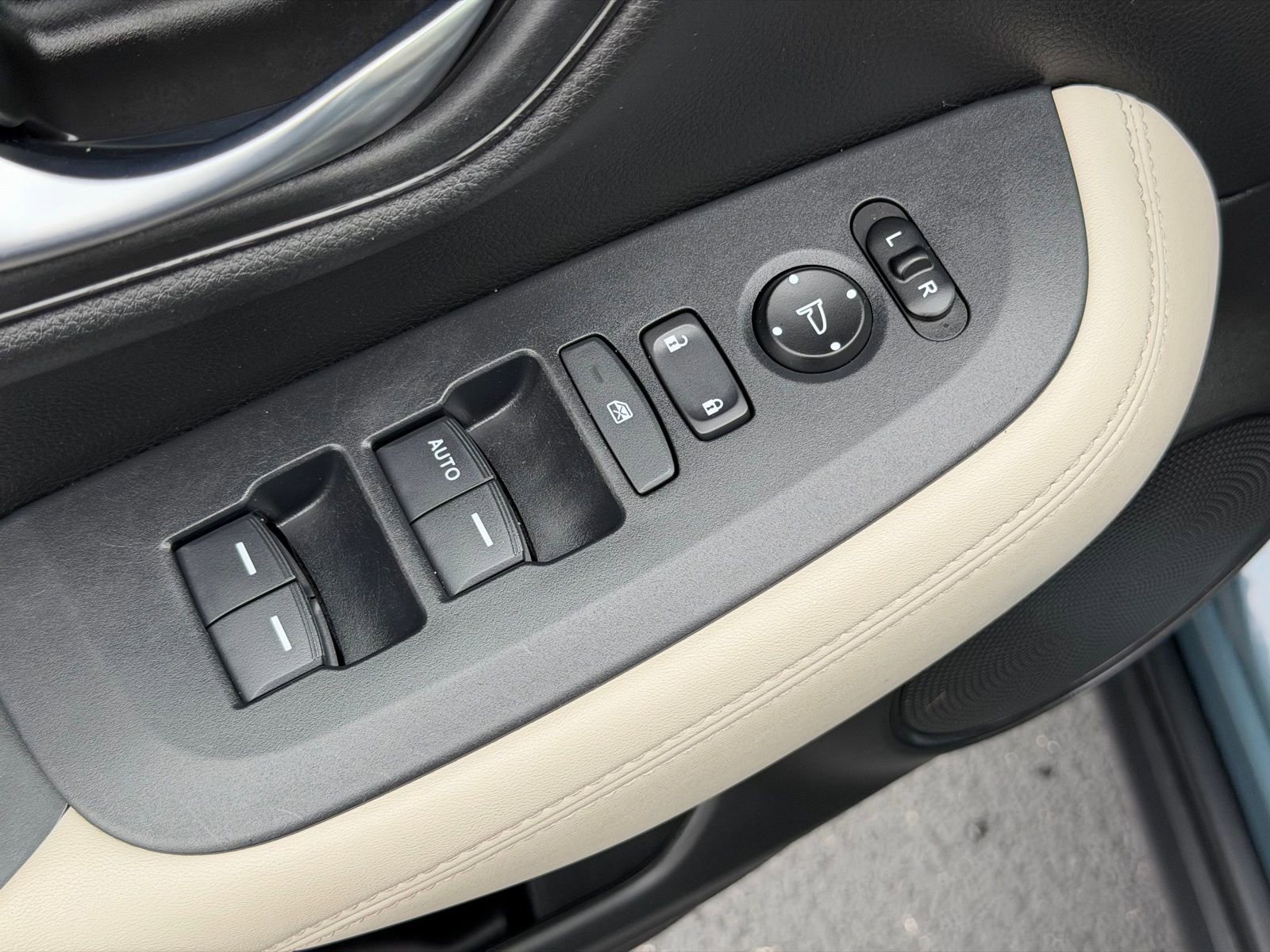 Used 2023 Honda HR-V LX image 12