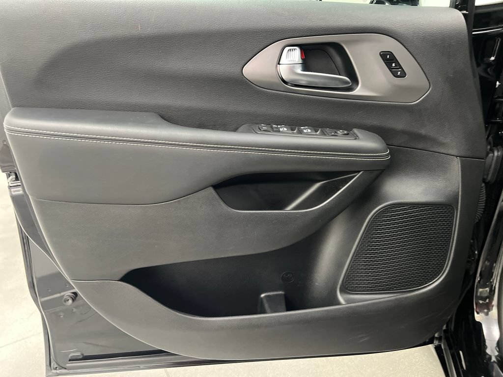 Used 2025 Chrysler Pacifica Select FWD image 14
