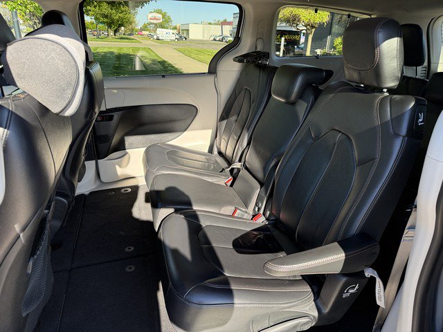 Used 2017 Chrysler Pacifica Touring-L FWD image 10