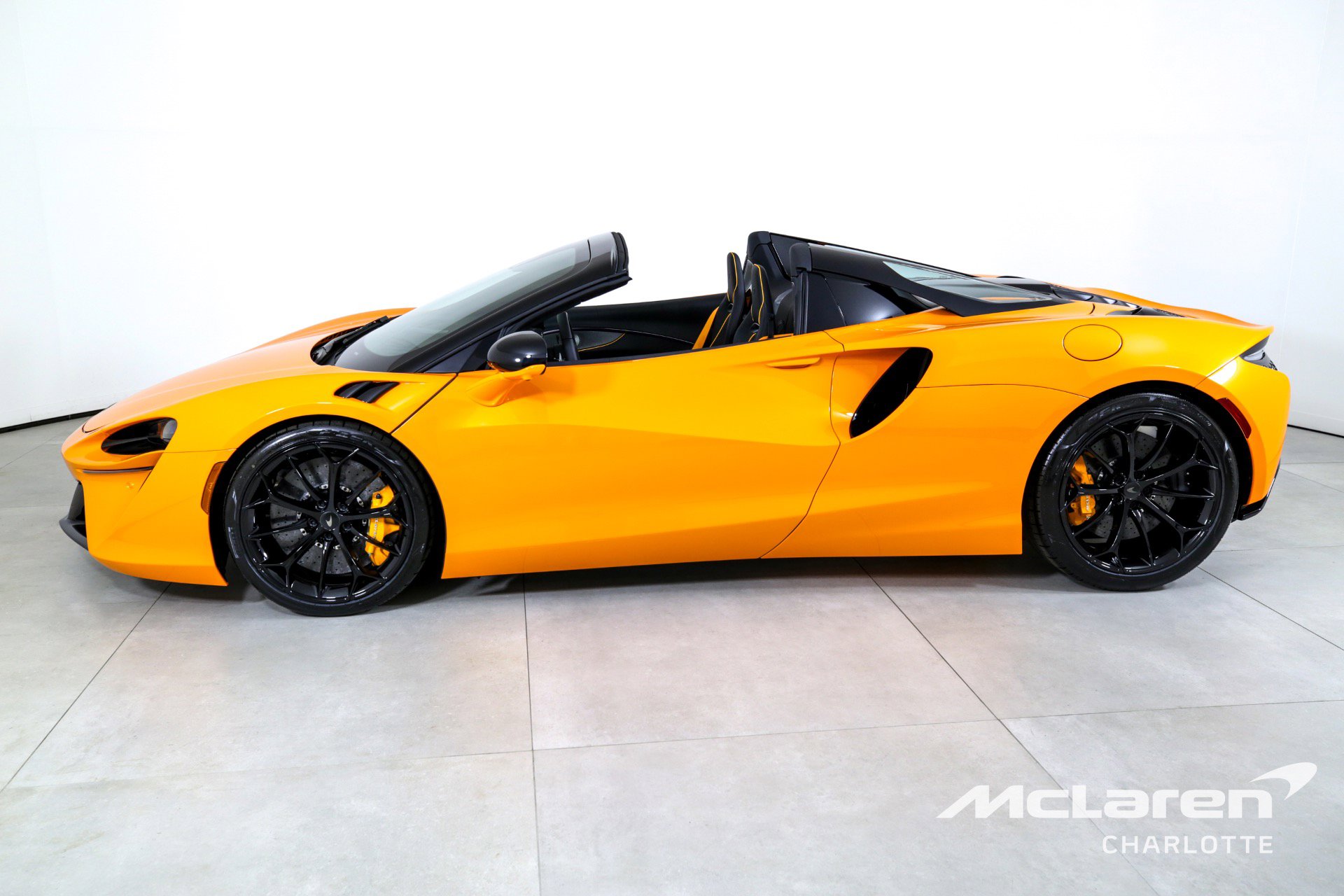 Used 2025 McLaren Artura Spider image 7
