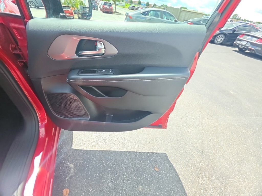 Used 2025 Chrysler Pacifica Select FWD image 27