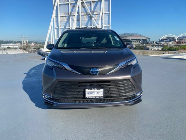 Used 2021 Toyota Sienna XLE AWD/4WD image 3